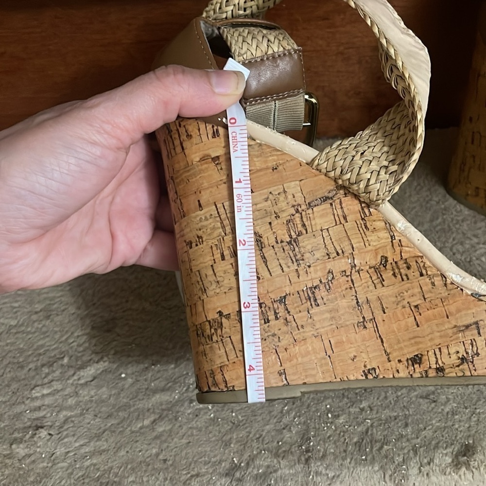 Steve Madden Tan Cream Wedge Sandals Size 9.5 - Picture 13 of 13